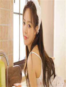 《精品国产美女AV久久久久》