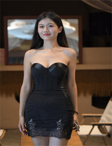 《在车上玩弄我的美艳搜子》
